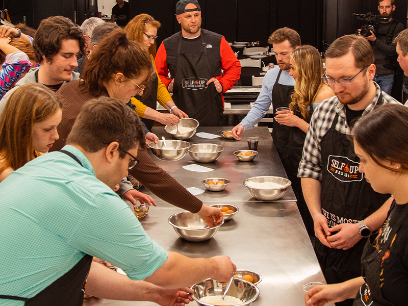 Selfup Team building class | A team cooking food